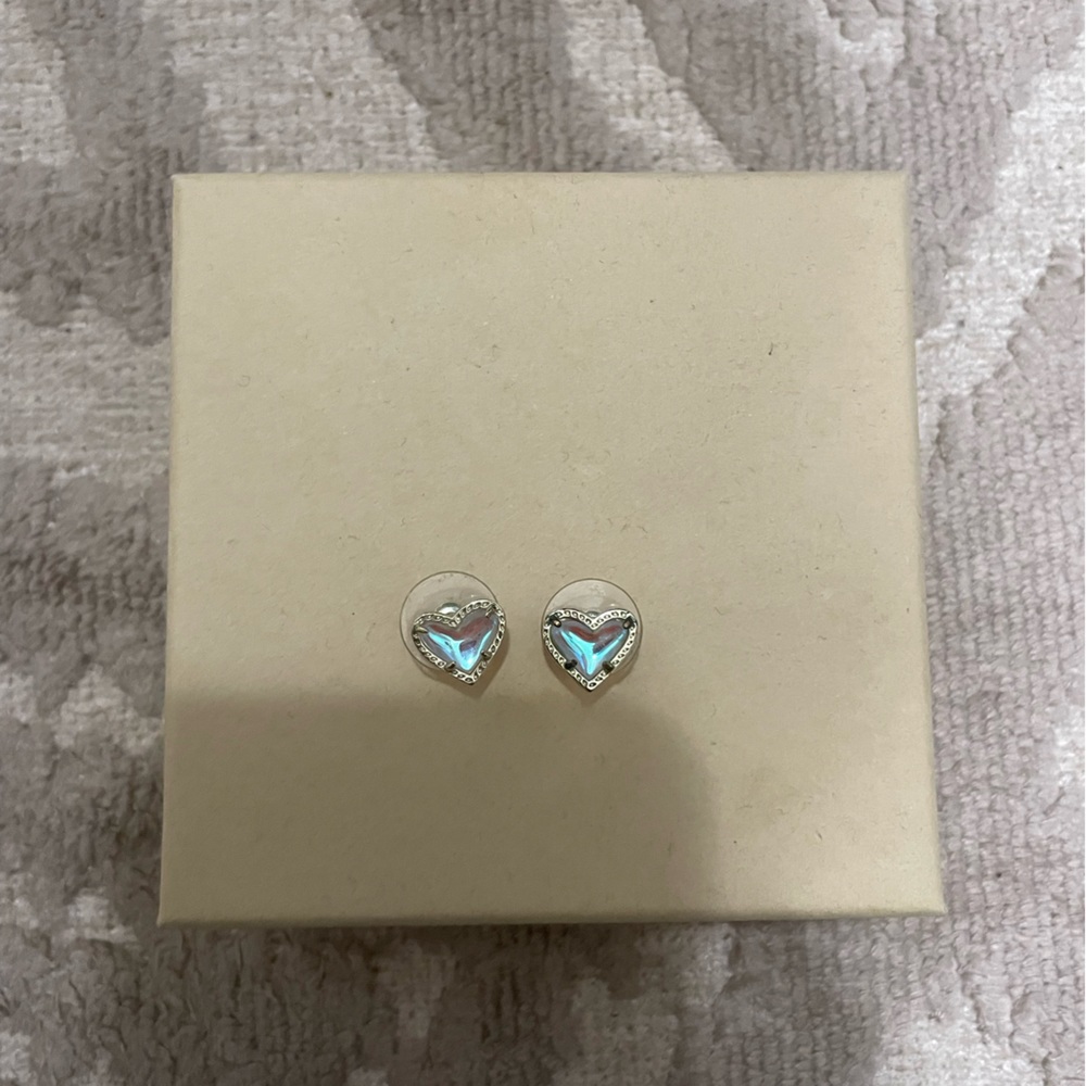 Kendra Scott - Ari Heart Gold Stud Earrings in Dichroic Glass (iridescent look)